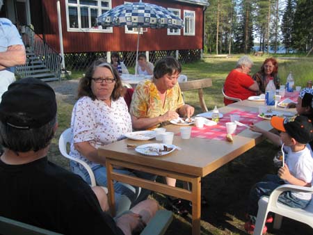 0366_Yvonne och Margareta är med på grillfesten