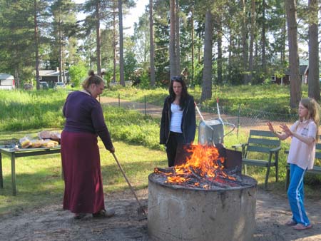 0367_Marie-Loise och Ida(fritidsledare) och Alina är redo att grilla korv