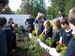 barnen planterar blommor på Vallens miljöskola